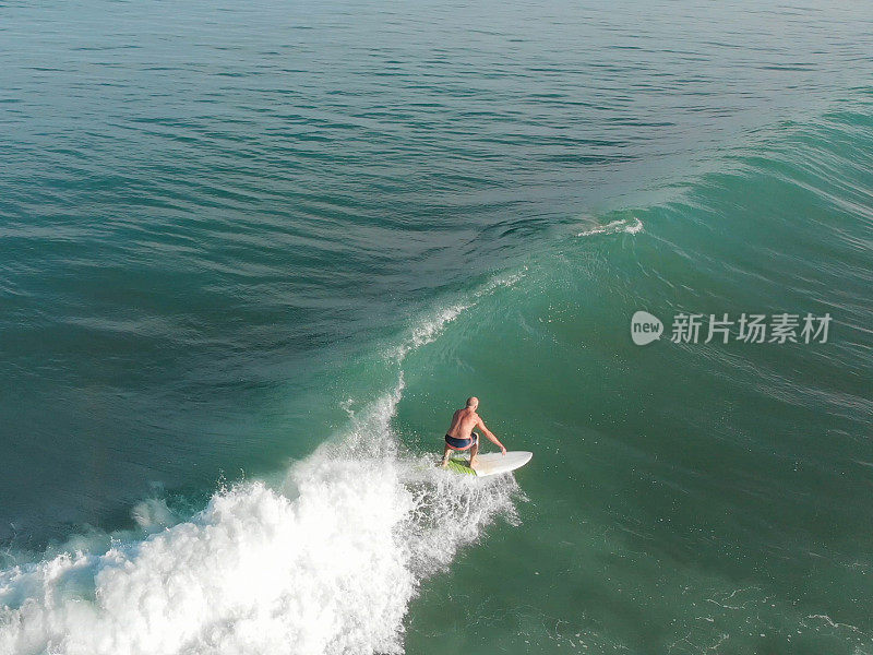 在哥斯达黎加冲浪