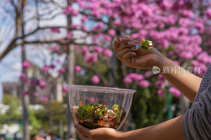 街上的健康沙拉