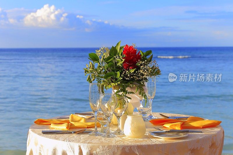 浪漫主义:牙买加蒙特哥湾海滩，双人桌，浪漫晚餐