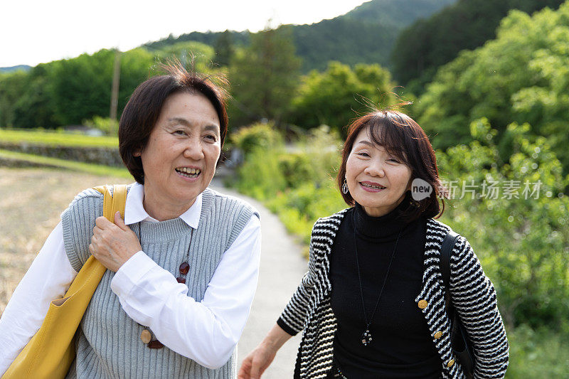 两位老年妇女在散步