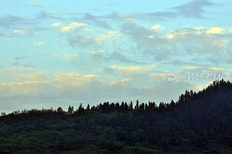 夕阳中的龙泉山