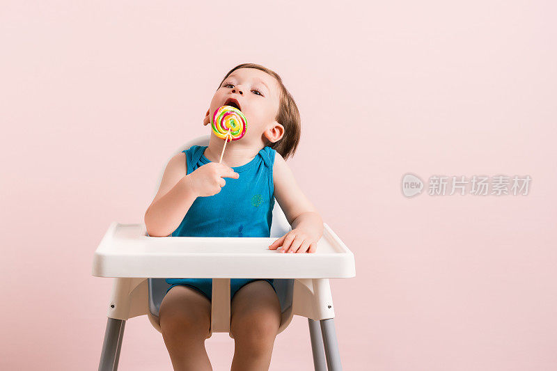 宝宝在吃棒棒糖。