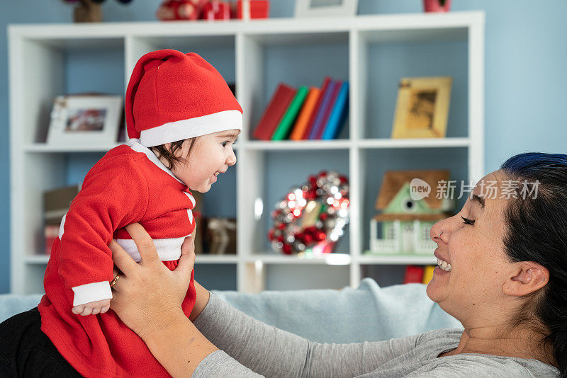 母亲和婴儿女儿在家庆祝圣诞节的肖像