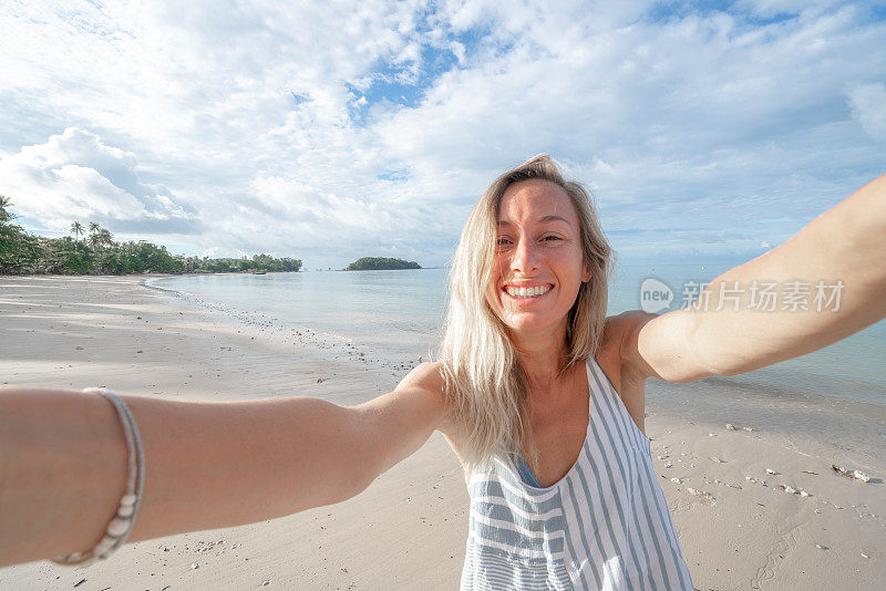 一名年轻女子在泰国海滩上自拍。人们旅行豪华度假乐趣和酷的态度概念