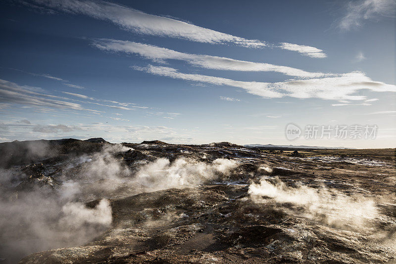 冰岛格林达维克Gunnuhver温泉的火山景观