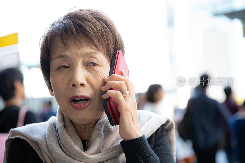 日本年长商务女性使用手机