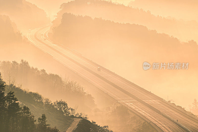 清晨高速公路上超速行驶的汽车