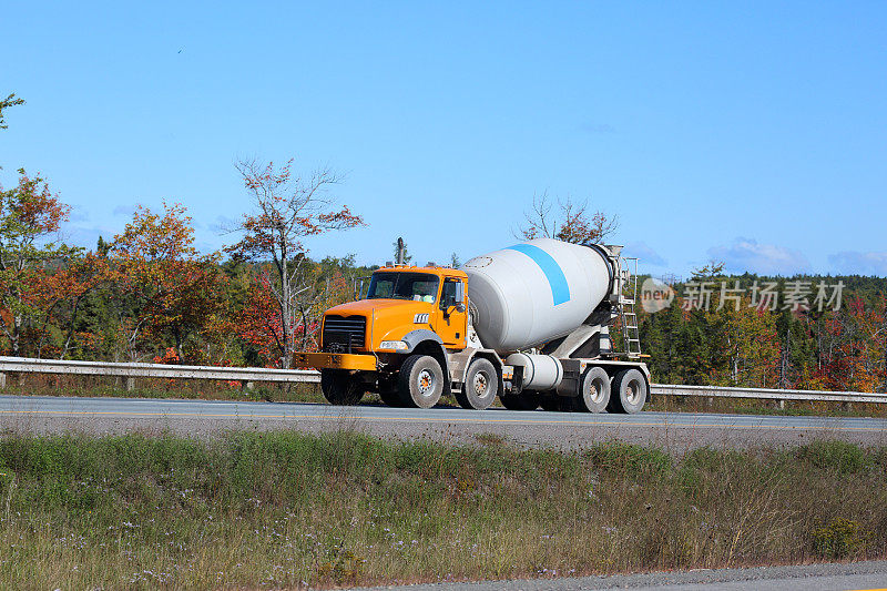 公路上的水泥卡车