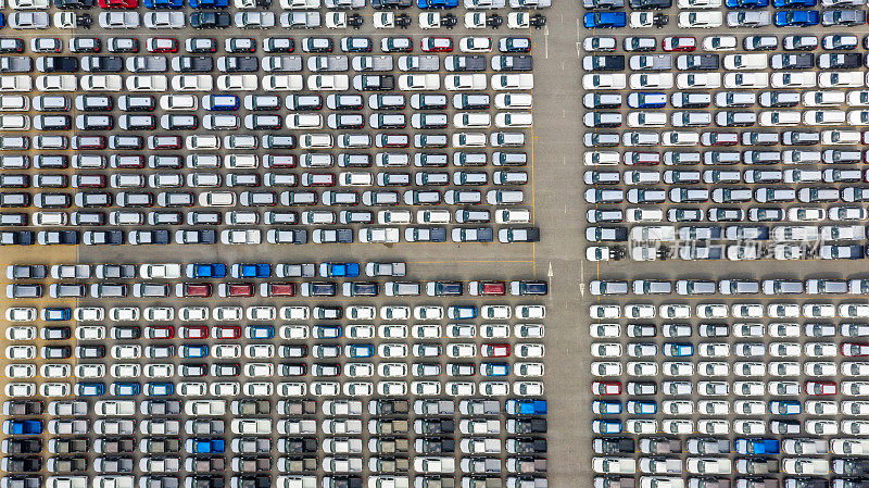汽车出口终端从事进出口业务和物流。把货物运到港口。国际水路运输。鸟瞰图和俯视图。