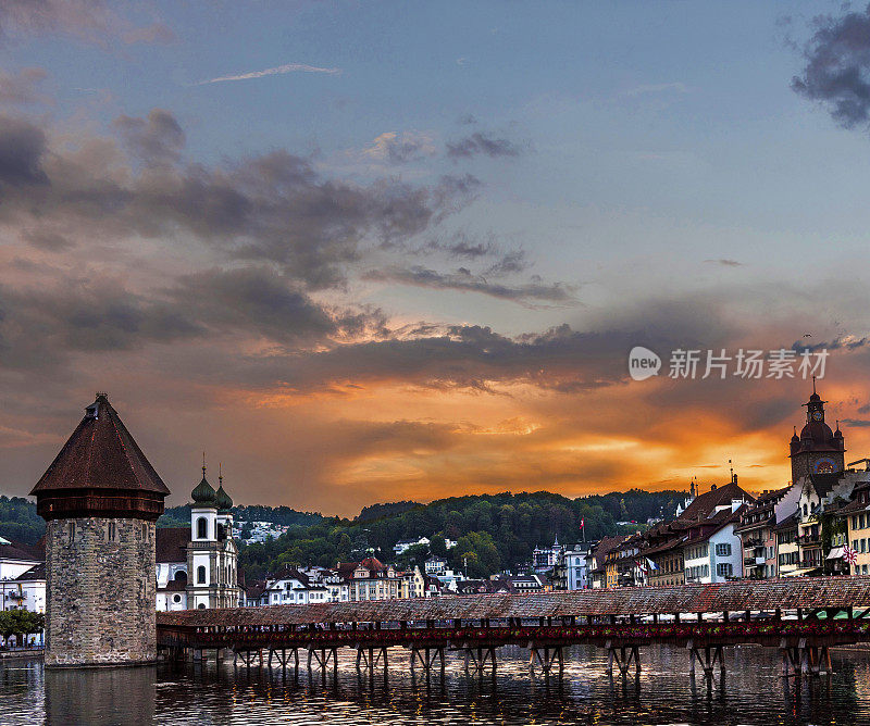 在日落时分，瑞士的卢塞恩城市天际线和罗伊斯河上的教堂桥
