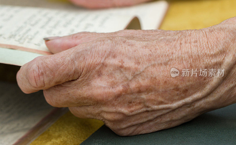 一位年长女性的手。