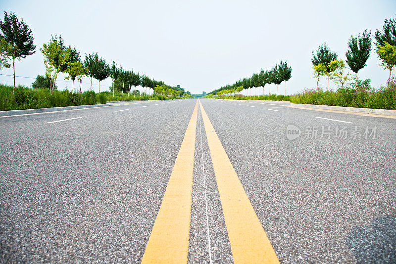 一条道路上的双黄线