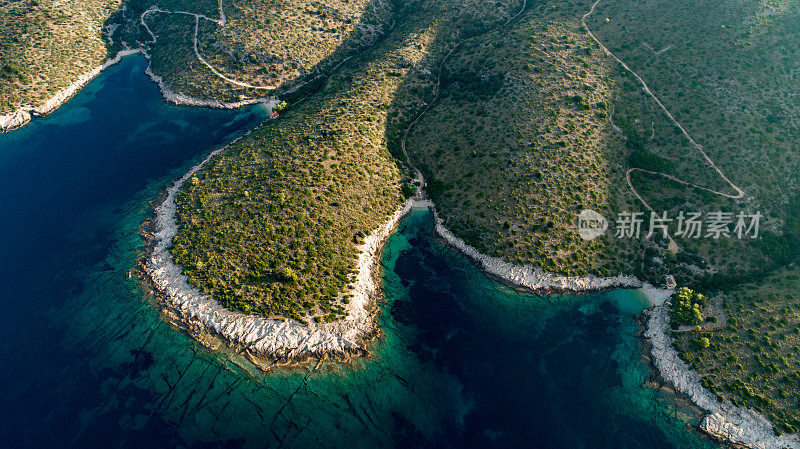 在地中海的一个岛屿的海岸线鸟瞰图