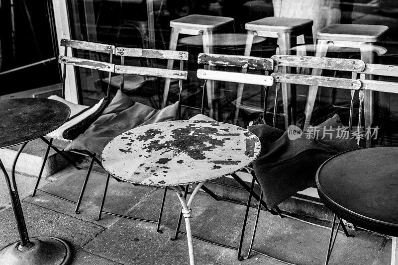 街道外的木头和金属椅子café
