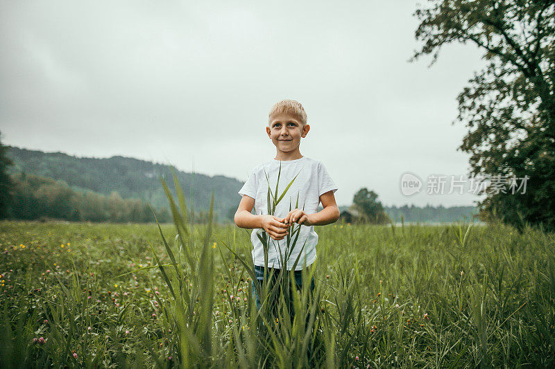 孩子们在球场上表现出快乐和微笑。快乐的孩子的肖像与情绪和感受的脸上