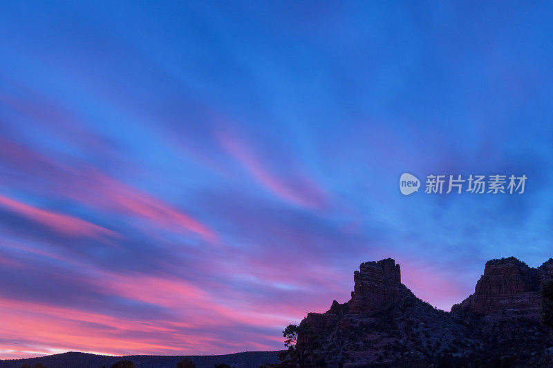 塞多纳山，晚上的贝尔岩，在美国亚利桑那州