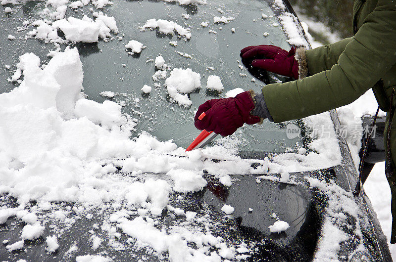 雪下的汽车