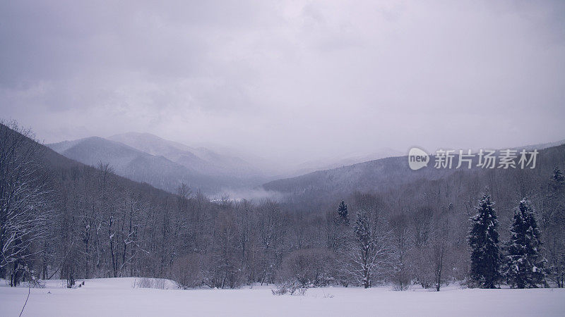 冬季仙境。的雪山风景