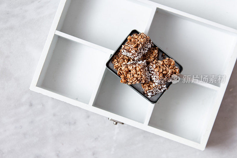 荞麦脆饼或膨化荞麦与巧克力在木制复古纹理盒大理石背景与复制空间
