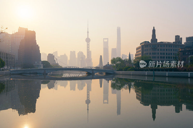 上海市区天际线上的明珠，黄浦江畔的雾。亚洲智慧城市的金融区和商业中心。摩天楼和外滩附近的高层建筑在日出。