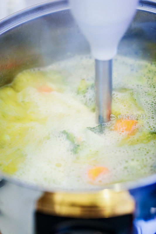 准备花椰菜汤，搅拌棒，特写