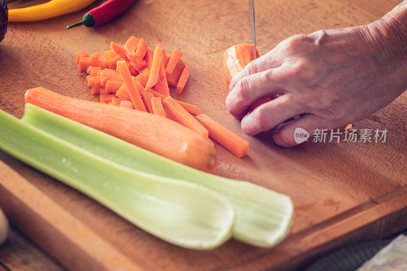 准备食物，切胡萝卜，特写