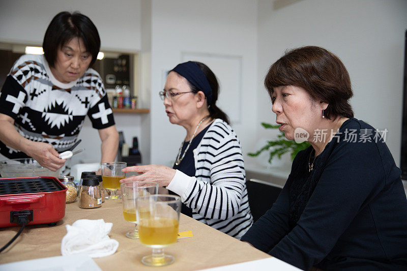 日本老年妇女在家开派对