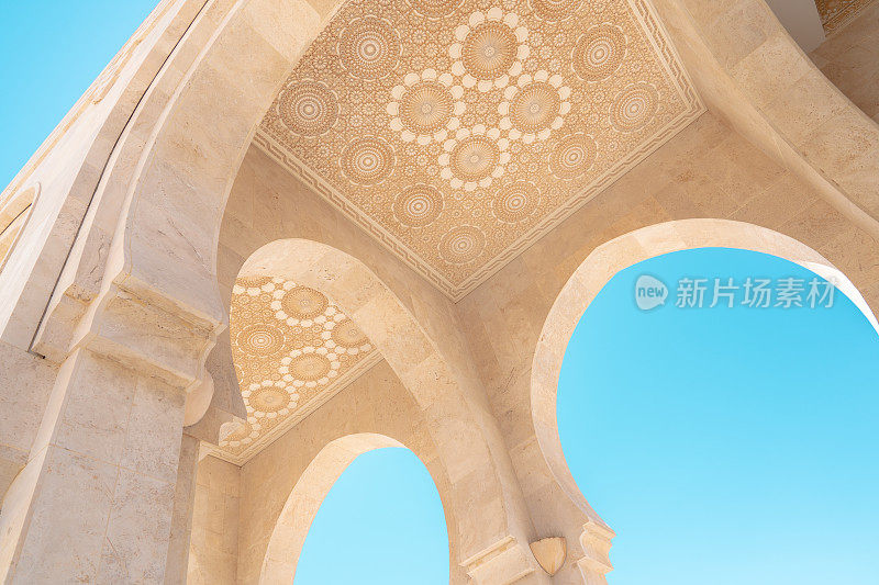 蓝色天空背景上的阿拉伯拱门