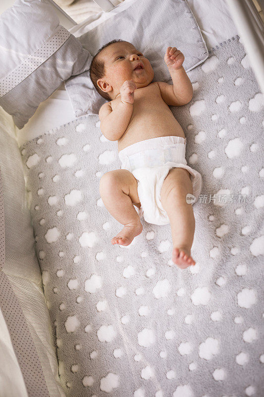 刚出生的女婴躺在婴儿床里