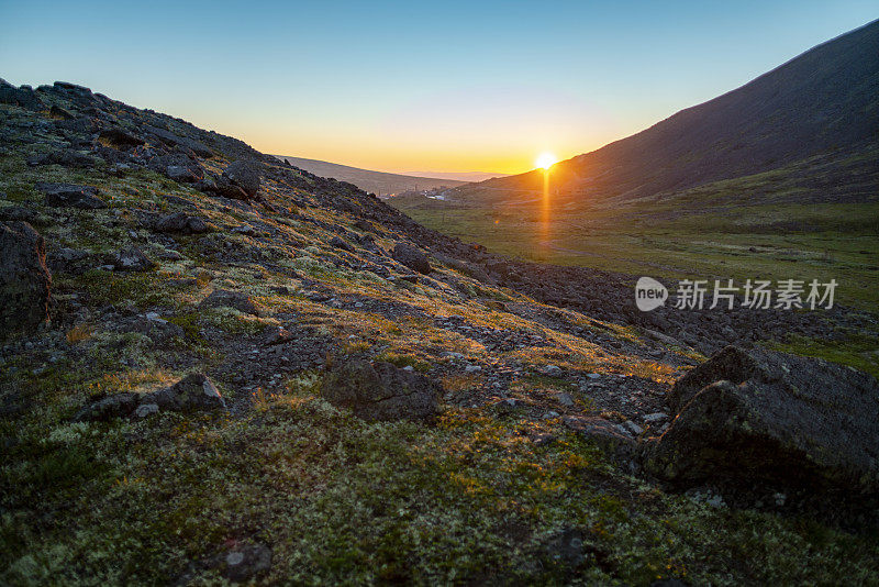 夏日日落时的岩石苔原景观