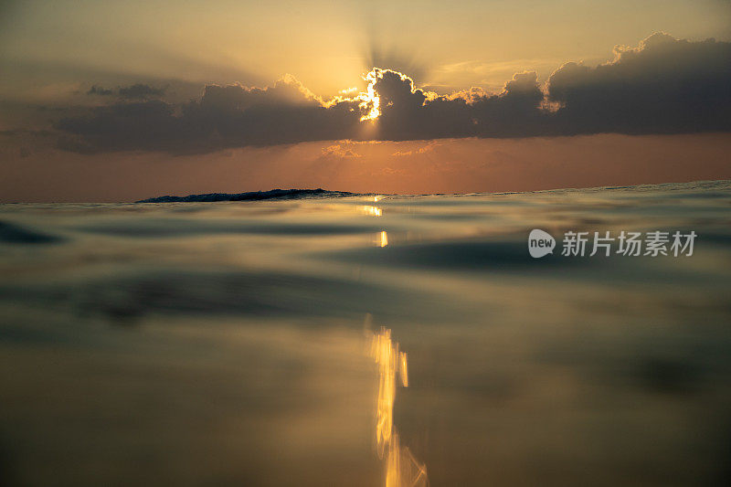 海上日出