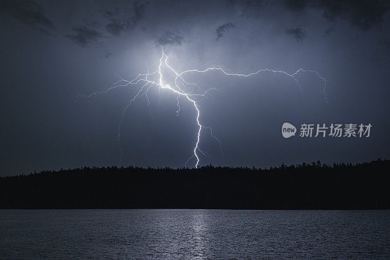 雷击湖面