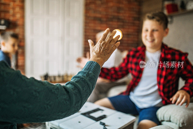 爷爷奶奶和孙子们在一起