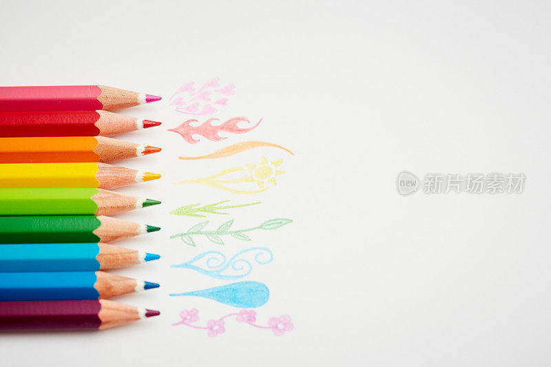 九支彩色铅笔，排成一条线，画出花朵