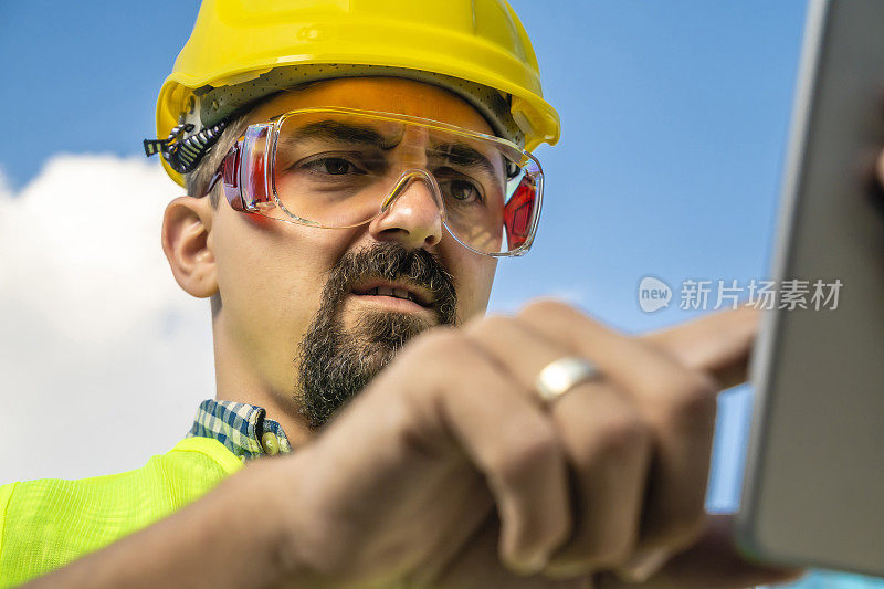 不满意的工程师，建筑师或手工工人的特写