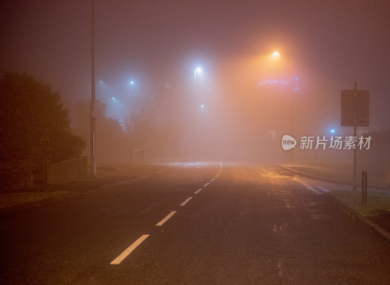 雾天夜里空荡荡的街道