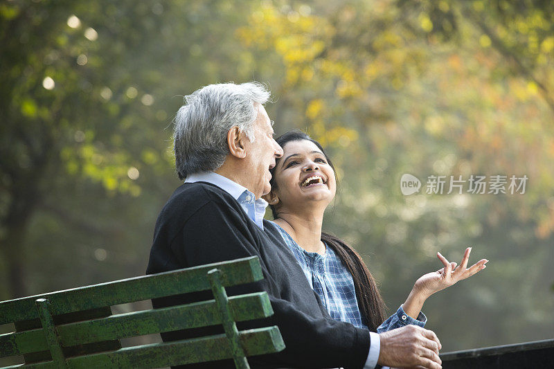 爸爸和女儿在公园里开怀大笑
