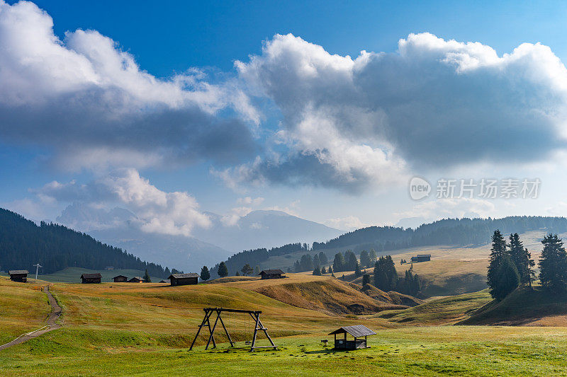 乡村景观与起伏的丘陵和山脉，白云石，意大利