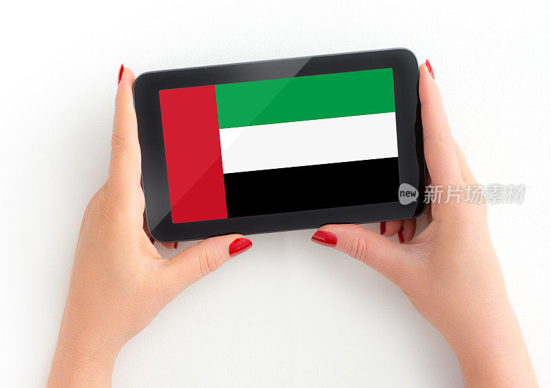 阿拉伯联合酋长国的旗帜在数字平板电脑在成熟女性的手与个人观点