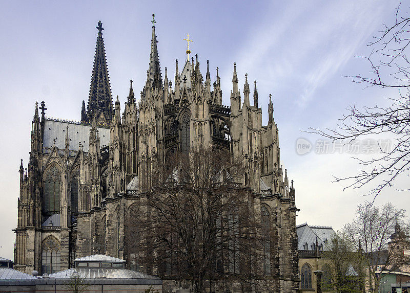 位于德国科隆市的历史悠久的罗马天主教大教堂是北欧最大的哥特式教堂，其双塔高达515英尺(157米)高耸入云。1996年，这座大教堂被联合国教科文组织指定为世界遗产。