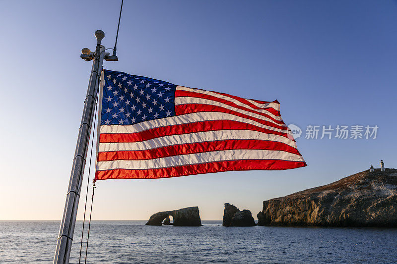 海峡群岛国家公园东阿纳卡帕岛拱门前飘扬的美国国旗。
