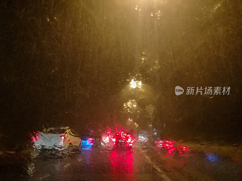 夜晚的大雨