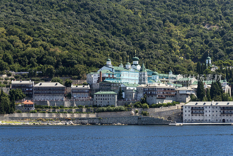 从希腊哈尔基迪基阿索斯的海上俯瞰圣潘特莱蒙修道院