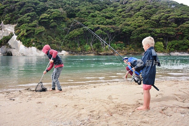 冬天在海边钓鱼的家庭