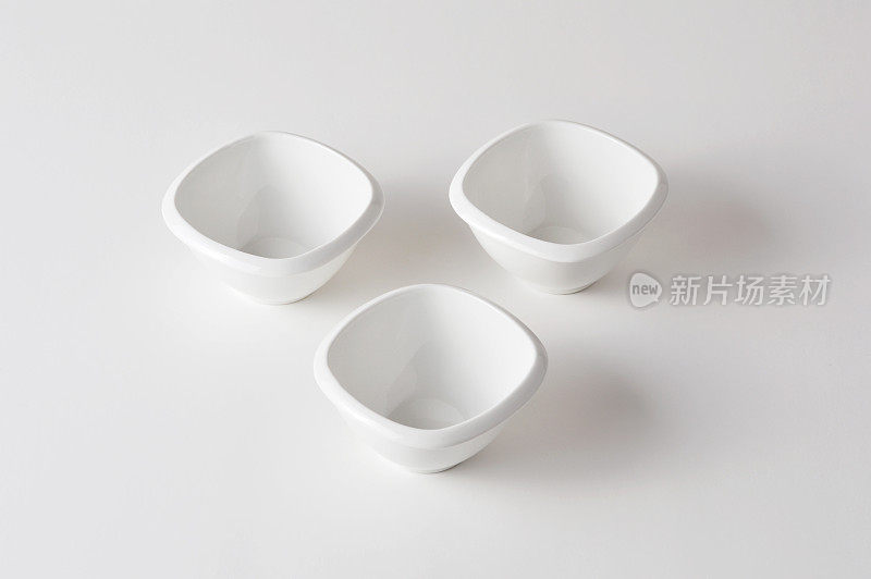 高角度观空三个陶瓷碗在白色的背景