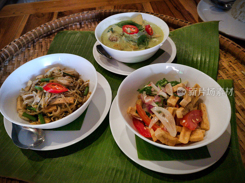 素食豆腐泰式食品绿色咖喱和泰式炒粉