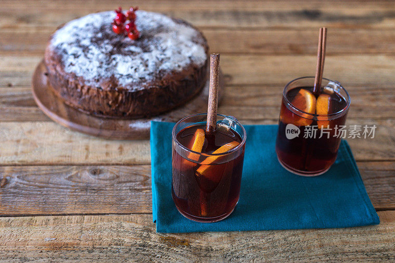 圣诞水果蛋糕与热藤在桌子上