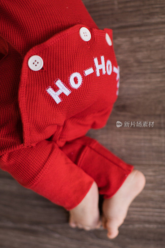 穿着红色圣诞睡衣的婴儿
