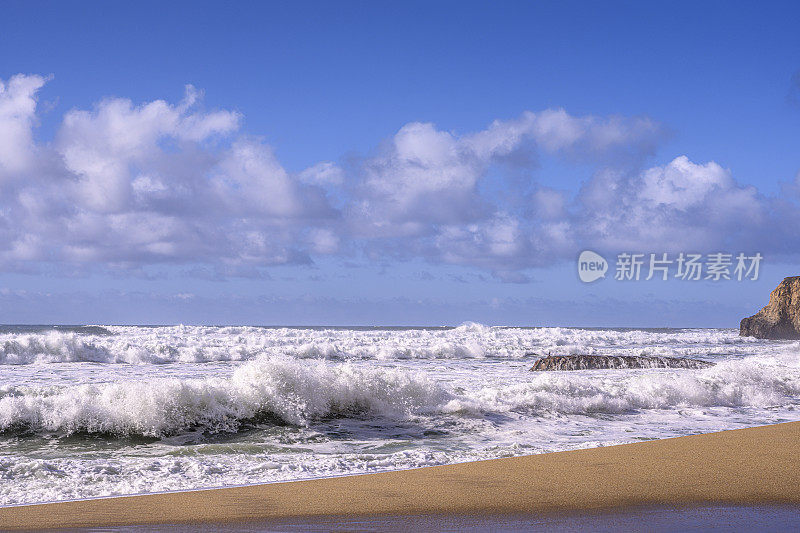 加利福尼亚海岸海滩上汹涌的海浪