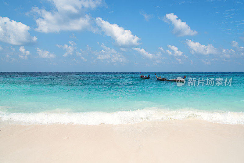 沙滩和绿松石海与晴朗的天空背景